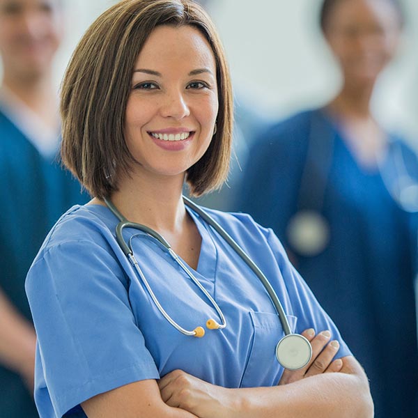 une infirmière qui sourit